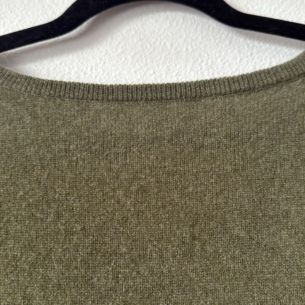 100% Cashmere Olive Green V-Neck Women's Sweater - Picture 10 of 16